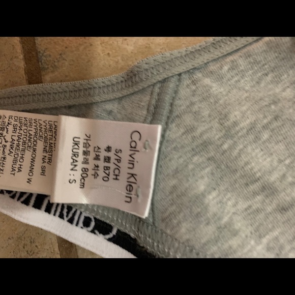 Calvin Klein sports bra, preowned  like new - Picture 5 of 5